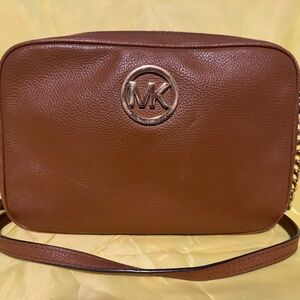 ✨ Michael Kors Jet Set Pebbled Leather Crossbody ✨